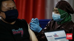 Pengantar Dua Lansia di DKI Bakal Ikut Terima Jatah Vaksin