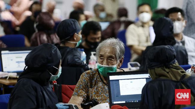 Dokter Spesialis Penyakit Dalam dari Rumah Sakit UNAIR, Muhammad Miftahussurur mengingatkan pentingnya cek kesehatan pada lansia sebelum vaksinasi Covid-19.