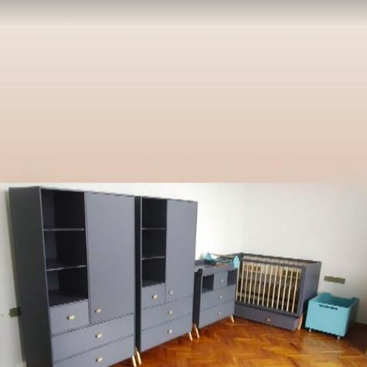 <p>Ruang bayi Zaskia dan Irwansyah banyak menggunakan nuansa warna abu-abu kebiruan untuk perlengkapan bayi. Sementara itu, lantai kamar terbuat dari kayu berwarna cokelat. (Foto: Instagram @zaskiasungkar15)</p>