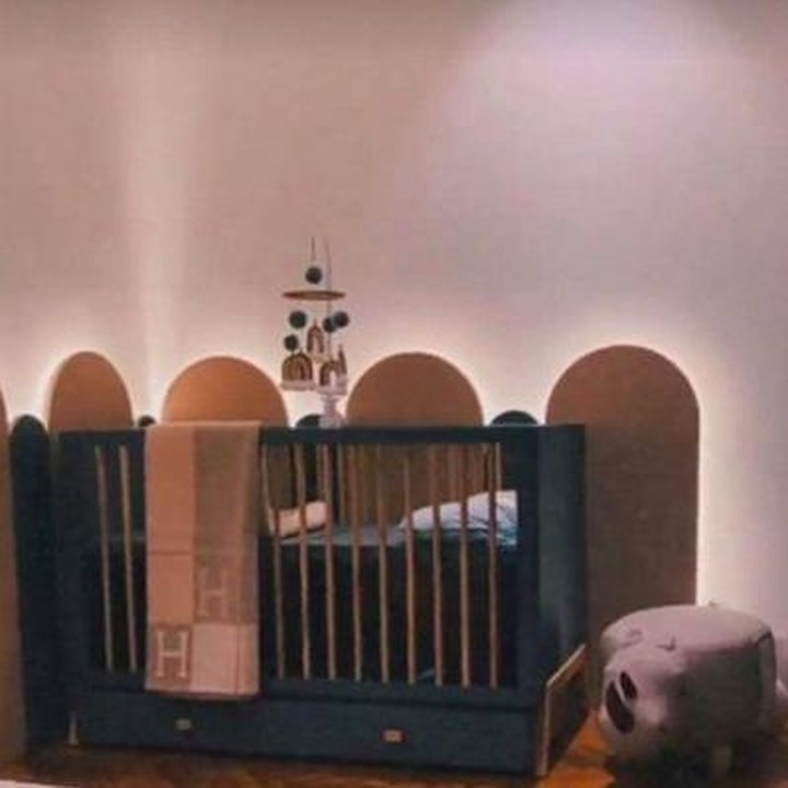 <p>Zaskia Sungkar dan Irwansyah tengah menanti kehadiran anak pertama mereka nih, Bunda. Jelang lahiran, keduanya lagi disibukkan dengan urusan mendekorasi kamar sang buah hati. (Foto: Instagram @zaskiasungkar15)</p>