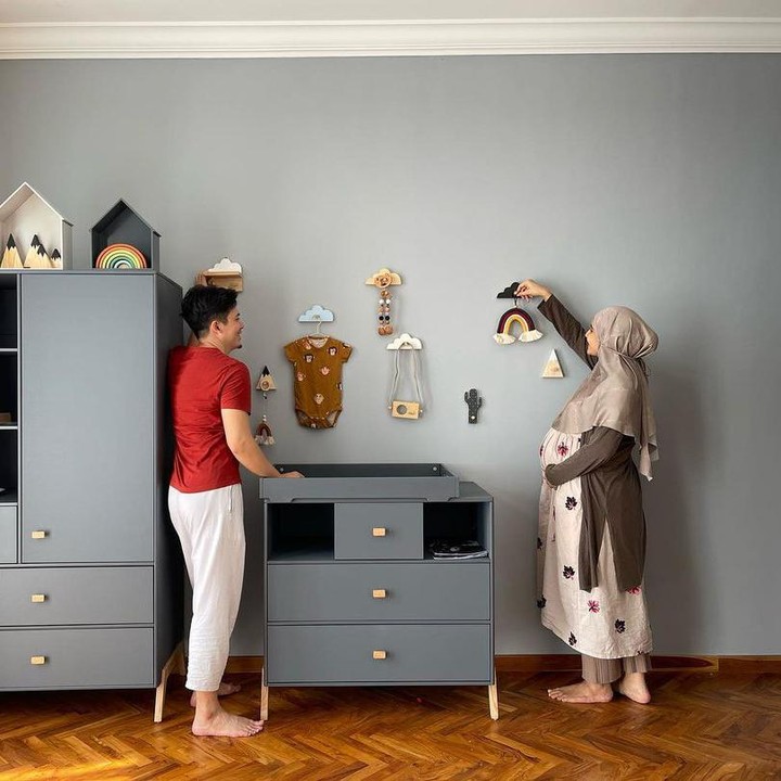 <p>Zaskia dan Irwansyah mendekorasi sendiri kamar bayinya tanpa bantuan desainer interior. Keduanya mencari ide dari browsing di internet lho. (Foto: Instagram @zaskiasungkar15)</p>