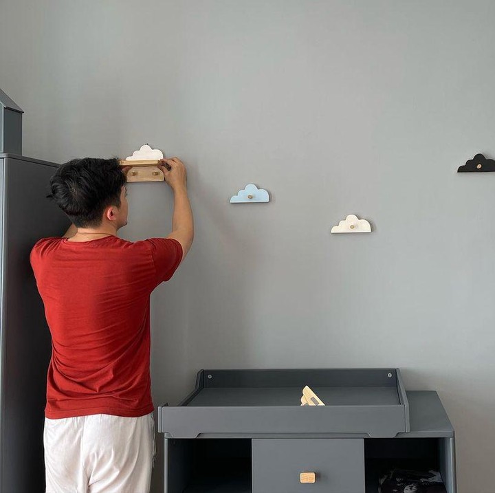 <p>Selain perlengkapan, keduanya juga mendekorasi dinding dengan hiasan awan yang menggemaskan untuk menggantungkan barang. (Foto: Instagram @zaskiasungkar15)</p>