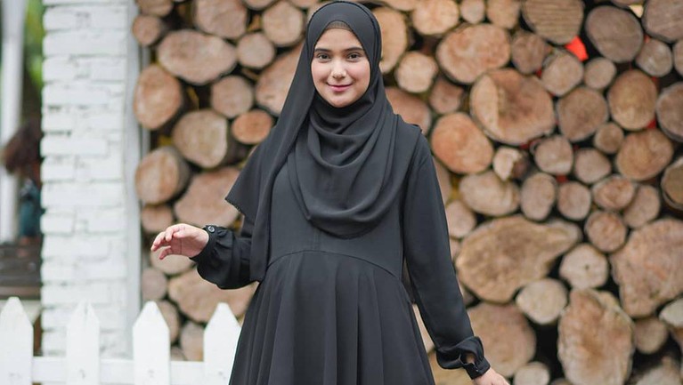 Berikut adalah kumpulan style Nadya Mustika saat hamil anak pertama