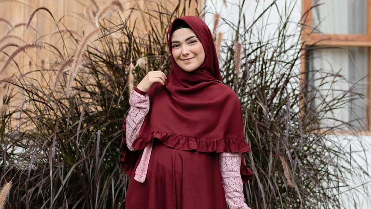 Berikut adalah kumpulan style Nadya Mustika saat hamil anak pertama