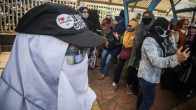 Kisah Emak Tak Lelah Dukung Rizieq Meski Dibubarkan Polisi