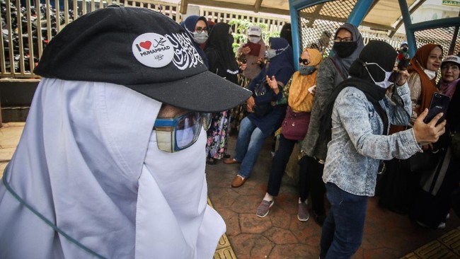 Simpatisan Rizieq Shihab terus mendatangi PN Jaktim setiap gelaran sidang sejak pekan lalu, tak kenal lelah meski berulang kali diadang dan dibubarkan polisi.