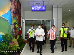 Tinjau Bandara Kuabang, Menhub Ingin Lalu Lintas Penerbangan Hidup Lagi