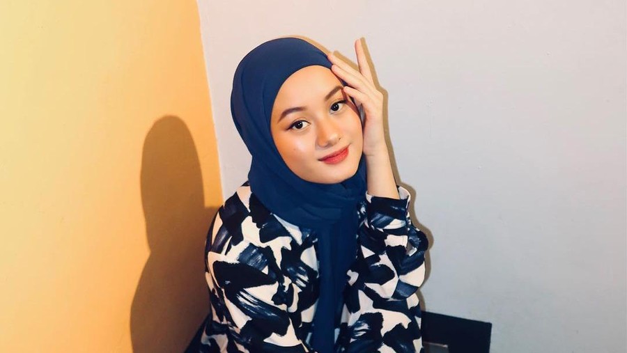 Gaya hijab Dinda Hauw.