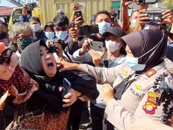 2 Wanita Ngaku Pengacara HRS Desak Masuk PN Jaktim, Terlibat Dorong-dorongan