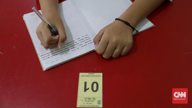 Tiga siswa tersebut merupakan penganut agama Yehuwa yang sudah memilih agama kristen tapi juga tidak diberi kesempatan menempuh pelajaran di sekolah.