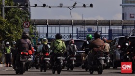 Bahaya Naik Motor Sambil Merokok dan Sanksi Tilang Rp750 Ribu
