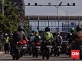 Bahaya Naik Motor Sambil Merokok dan Sanksi Tilang Rp750 Ribu