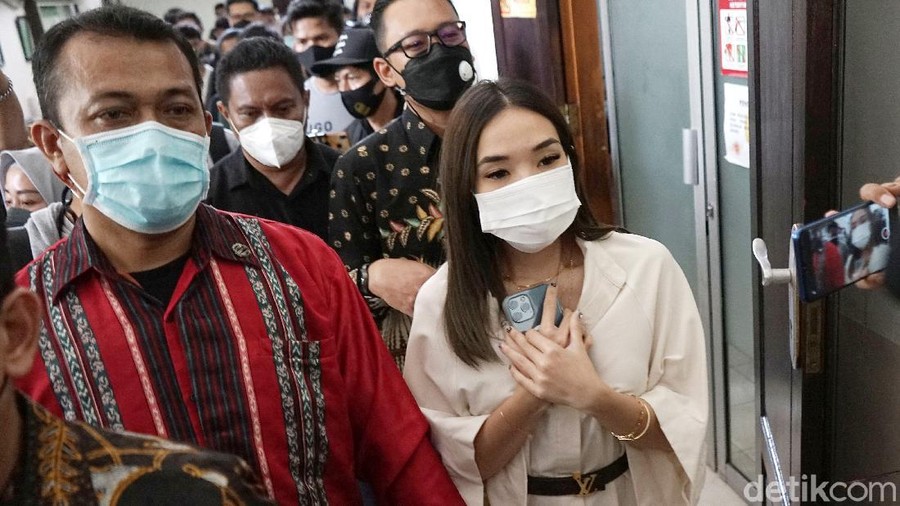 Gisella Anastasia saat ditemui di PN Jaksel.