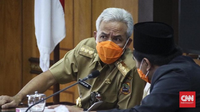 Gubernur Jateng Ganjar Pranowo belum menjadikan sertifikat vaksin Covid-19 sebagai syarat masyarakat bepergian lantaran sasaran program vaksinasi belum merata.