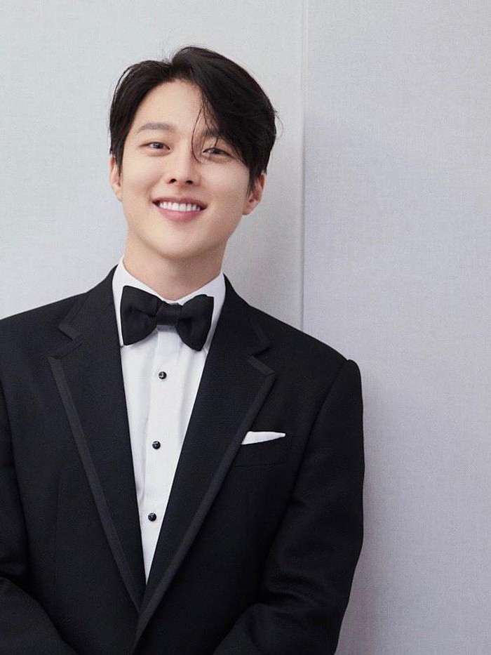 Jang Ki Yong mengaku kalau dia sebenarnya orang yang introvert dan pemalu saat kecil.