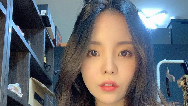 Jung Ji Woo, Kakak Kandung J-Hope BTS yang Masuk Cube Entertainment Berikut potret cantik Jung Ji Woo, kakak kandung J-Hope BTS yang masuk Cube Entertainment