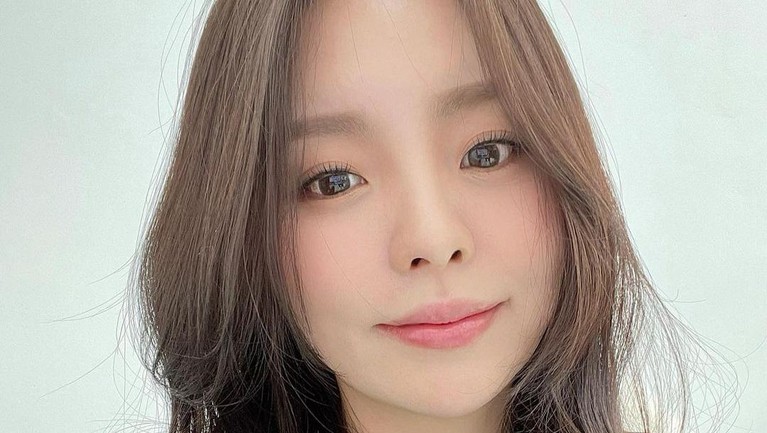 Jung Ji Woo, Kakak Kandung J-Hope BTS yang Masuk Cube Entertainment Berikut potret cantik Jung Ji Woo, kakak kandung J-Hope BTS yang masuk Cube Entertainment
