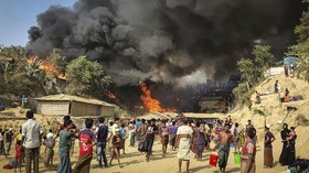 FOTO: Amuk Si Jago Merah di Kamp Rohingya