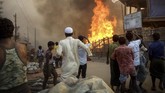 FOTO: Amuk Si Jago Merah di Kamp Rohingya Kebakaran besar kembali melanda kamp pengungsi Rohingya di perbatasan Bangladesh