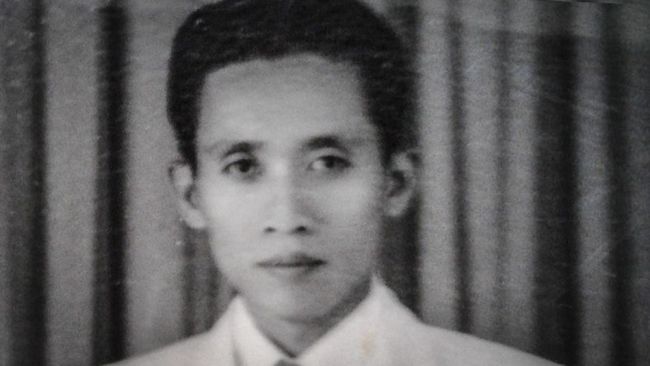 Kho Ping Hoo telah menemukan renajanya. Menulis cerita bukan hanya menyalurkan isi pikirannya, tapi juga menaikkan derajat ekonomi keluarga.