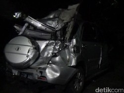 Mundur Akibat Salah Jalan Di Tol Cikampek, Minibus Ditabrak Truk