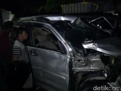 Minibus Ditabrak Kontainer di Tol Cikampek, 1 Orang Tewas