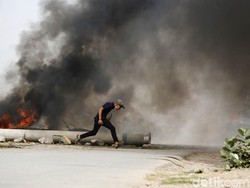 Demonstran Hancurkan Belasan Menara Telekomunikasi Milik Militer Myanmar