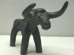 Patung Mirip Banteng Berusia Ribuan Tahun Mencuat Setelah Hujan Deras
