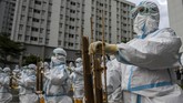 FOTO: Angklung dan Perayaan Setahun RS Covid Wisma Atlet Lebih dari 1.500 pasien dan tenaga kesehatan bermain angklung dalam peringatan setahun beroperasinya RS Darurat Covid-19 Wisma Atlet Kemayoran, Selasa (23/3).