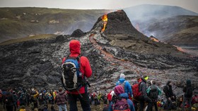 FOTO: Piknik Nonton Letusan Gunung Berapi di Islandia