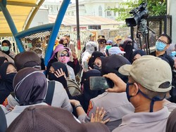 Polisi Bubarkan Kerumunan Simpatisan Habib Rizieq di PN Jaktim