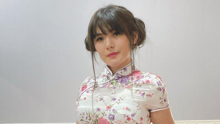 Berikut adalah Angela Lee artis cantik yang dapat endorse operasi hidung.