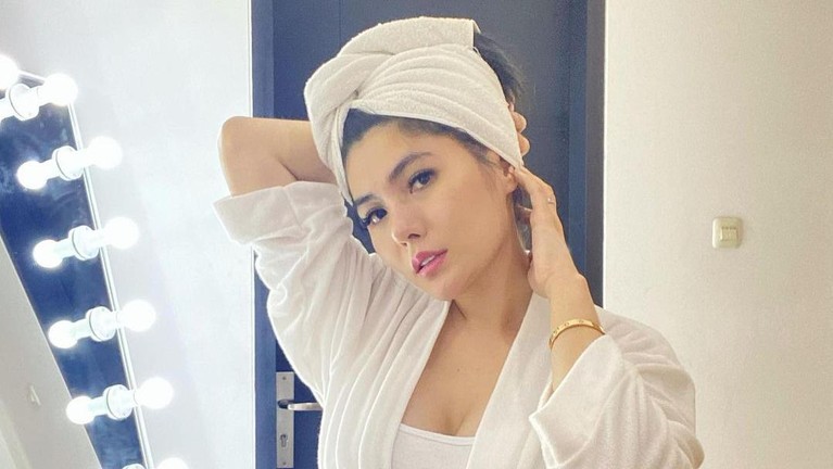 Berikut adalah Angela Lee artis cantik yang dapat endorse operasi hidung.