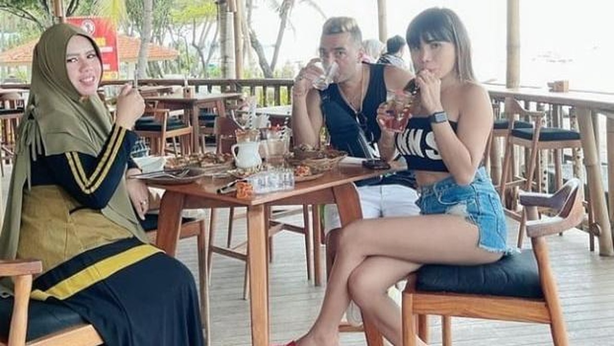 Berikut ini adalah potret Rohimah liburang di Bali bersama pria tampan dan kekar