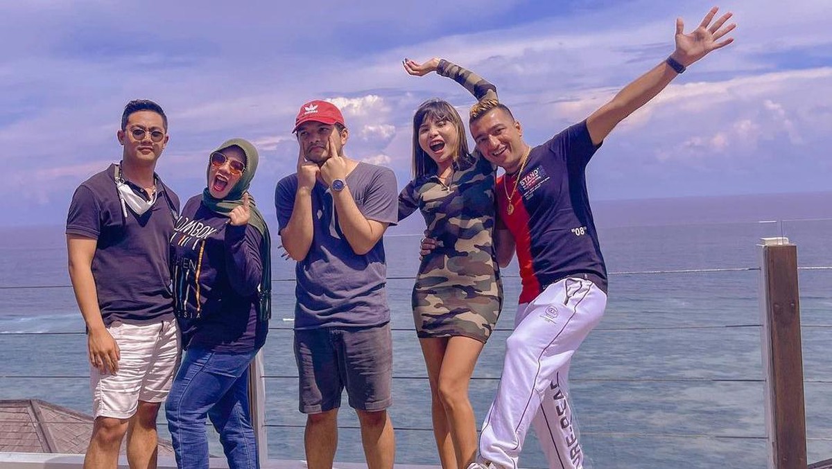 Berikut ini adalah potret Rohimah liburang di Bali bersama pria tampan dan kekar