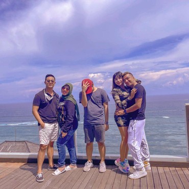 Foto-foto Rohimah Liburan di Bali Bersama Pria Tampan dan Kekar