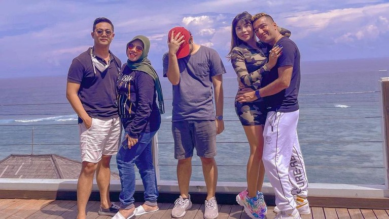 Potret Rohimah Liburan di Bali Bersama Pria Tampan dan Kekar Berikut ini adalah potret Rohimah liburang di Bali bersama pria tampan dan kekar