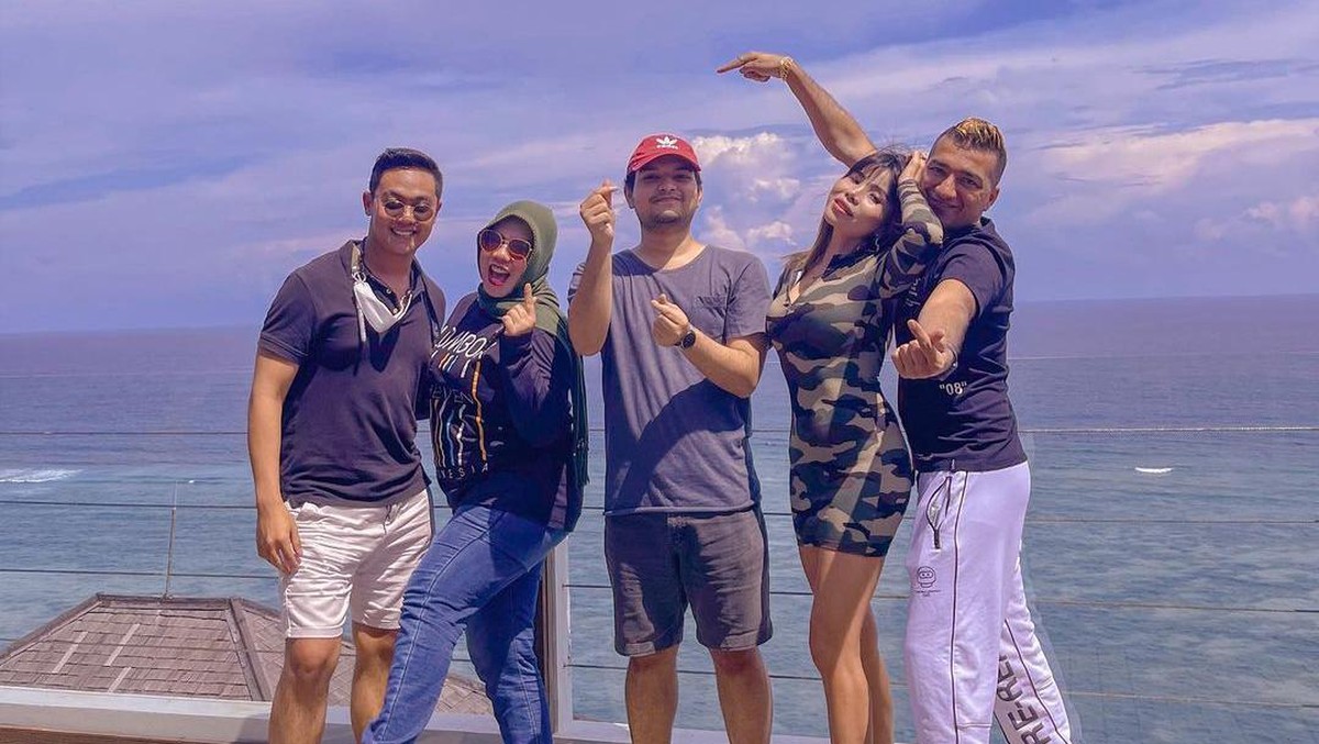 Berikut ini adalah potret Rohimah liburang di Bali bersama pria tampan dan kekar