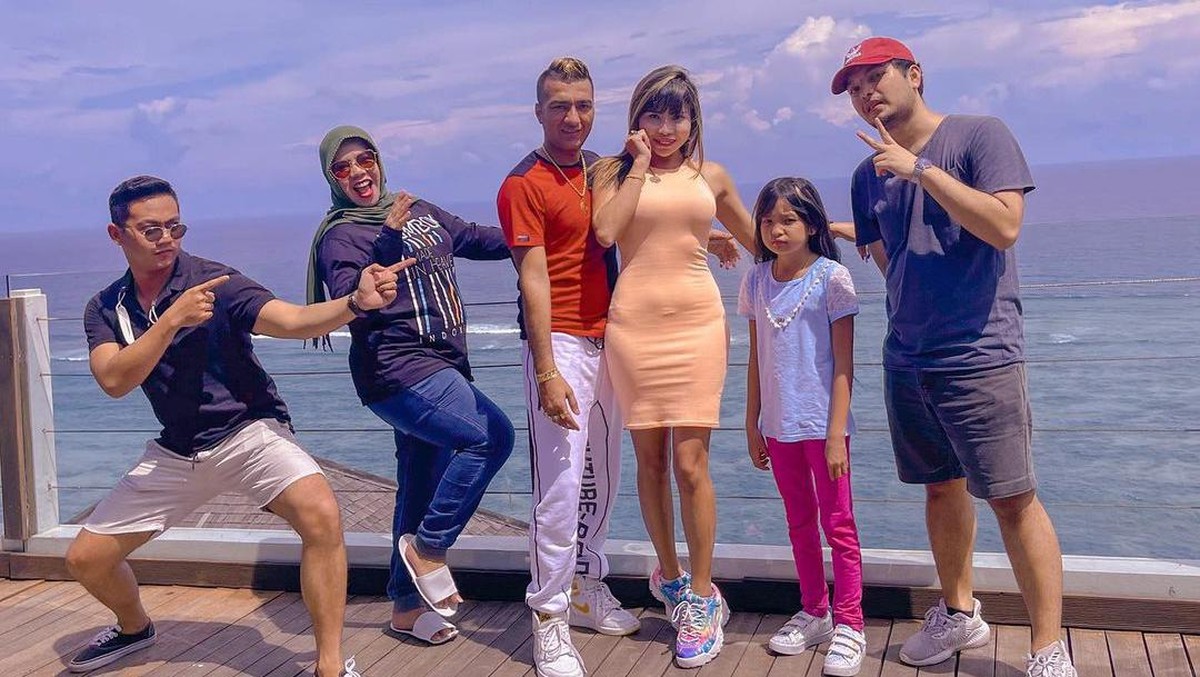 Berikut ini adalah potret Rohimah liburang di Bali bersama pria tampan dan kekar