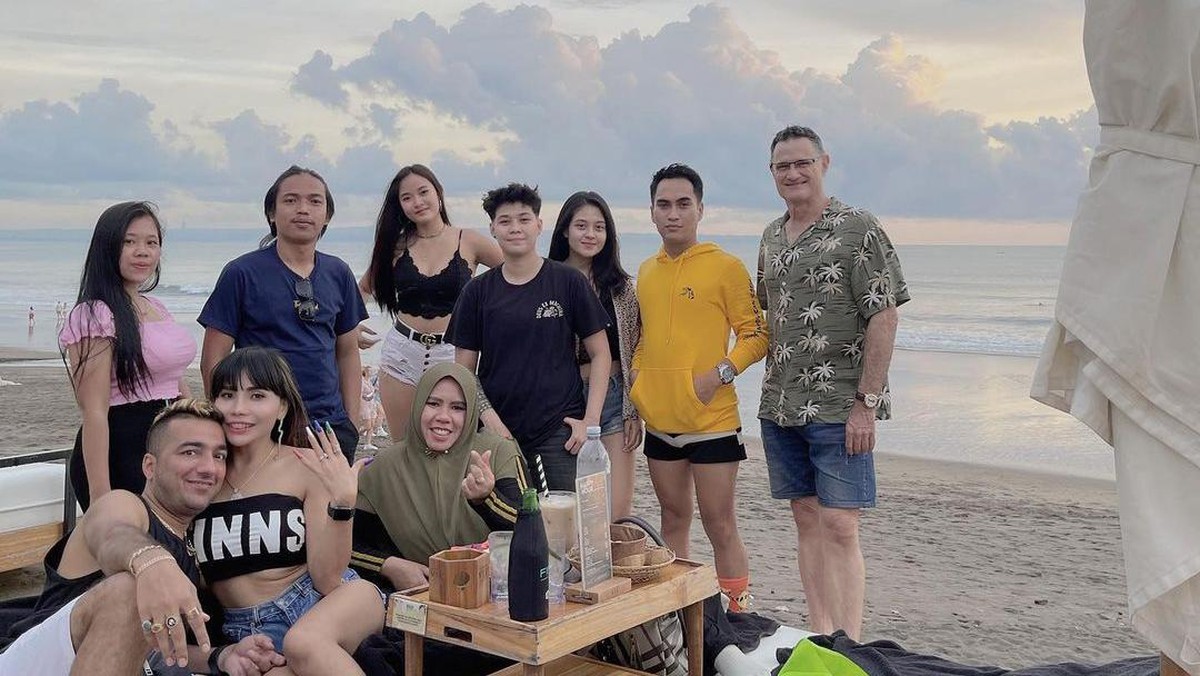 Berikut ini adalah potret Rohimah liburang di Bali bersama pria tampan dan kekar