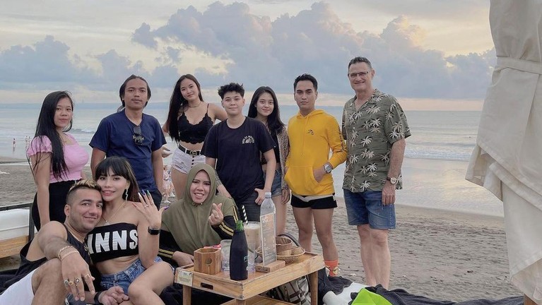 Potret Rohimah Liburan di Bali Bersama Pria Tampan dan Kekar Berikut ini adalah potret Rohimah liburang di Bali bersama pria tampan dan kekar