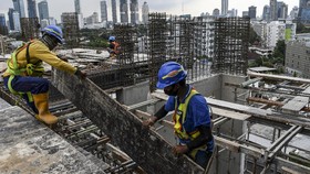 img-title FOTO: Sentuhan Tangan Pekerja Merenovasi Taman Ismail Marzuki