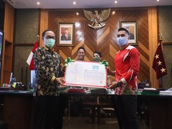 Terima e-KTP dengan Identitas Baru, Aprilio Manganang: Seperti Lahir Kembali
