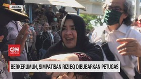 VIDEO: Berkerumun, Simpatisan Rizieq Dibubarkan Petugas