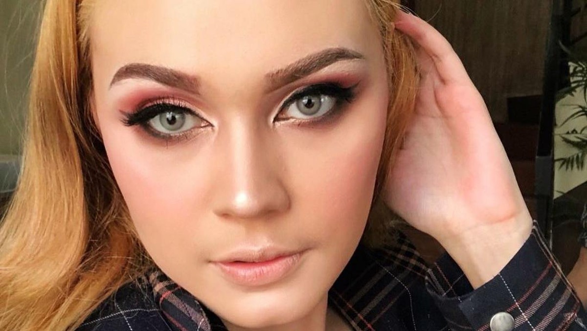 Berikut adalah sosok bule cantik yang kepergok chattingan dengan Vicky hingga Kalina marah besar&period;