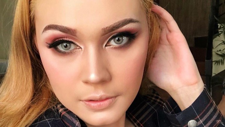 Sosok Bule Cantik yang Kepergok Chattingan dengan Vicky hingga Kalina Marah Besar Berikut adalah sosok bule cantik yang kepergok chattingan dengan Vicky hingga Kalina marah besar.