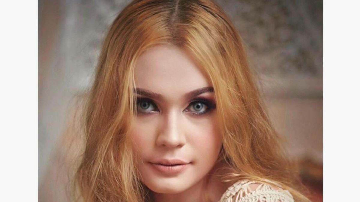 Berikut adalah sosok bule cantik yang kepergok chattingan dengan Vicky hingga Kalina marah besar&period;