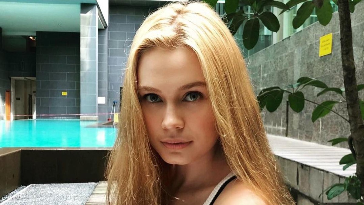 Berikut adalah sosok bule cantik yang kepergok chattingan dengan Vicky hingga Kalina marah besar&period;