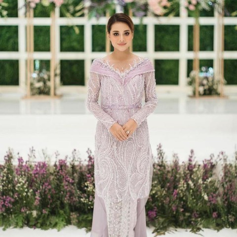 Cantik dan Anggun, 6 Inspirasi Model Kebaya Modern Warna Pastel