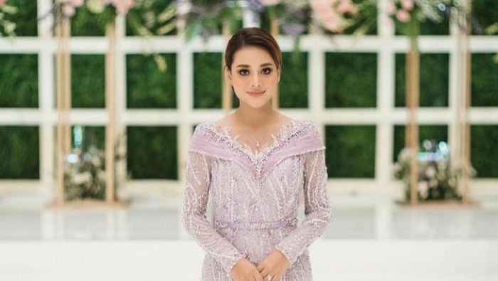 Cantik dan Anggun, 6 Inspirasi Model Kebaya Modern Warna Pastel Cantik dan Anggun, 6 Inspirasi Model Kebaya Modern Warna Pastel